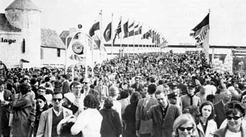 Crowds on Closing Day